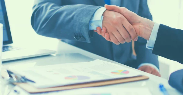 Geschäftsleute schütteln Hände, beenden ein Meeting — Stockfoto