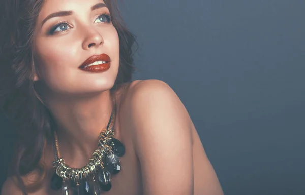 Hermosa mujer con maquillaje de noche en vestido negro —  Fotos de Stock