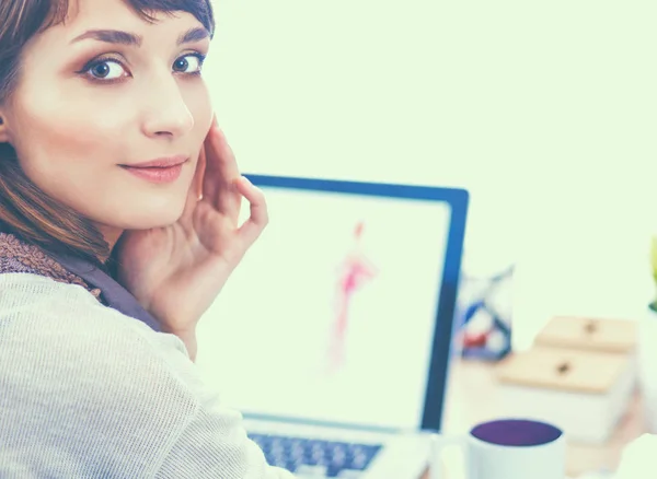 Porträtt av attraktiv kvinnlig modedesigner sitter vid skrivbordet — Stockfoto