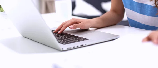 Vrouw met documenten op het bureau — Stockfoto