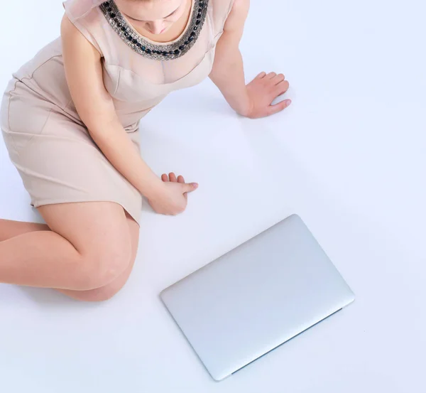 Νεαρή γυναίκα κάθεται στο πάτωμα με φορητό υπολογιστή — Φωτογραφία Αρχείου