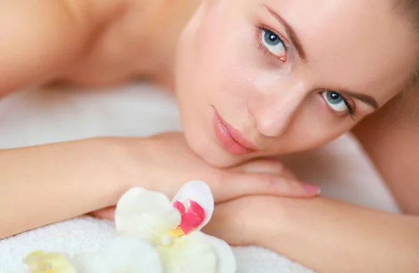 Gyönyörű fiatal nő kap spa masszázs, fekvő szalonban — Stock Fotó