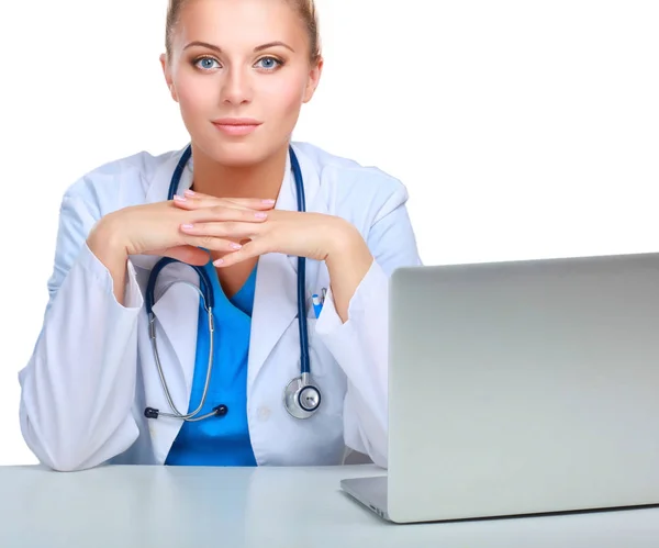 Женщина-врач, работающая на белом фоне — стоковое фото