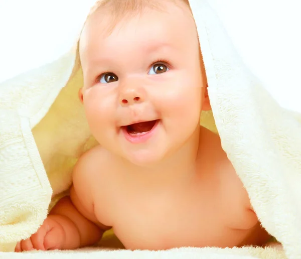 Beau petit bébé couché sur une serviette beige — Photo