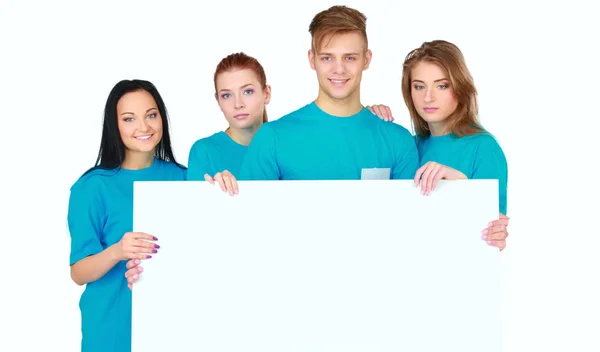 Grupo de jóvenes amigos sosteniendo un tablero en blanco, aislados sobre fondo blanco — Foto de Stock