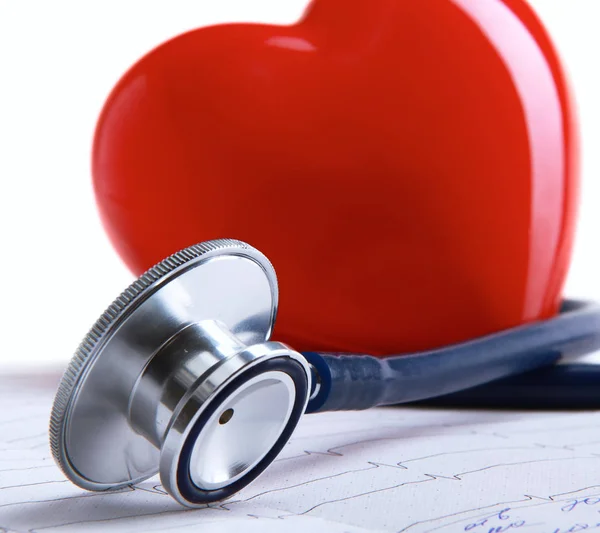 Красное сердце и стетоскоп на кардиаграмме — стоковое фото