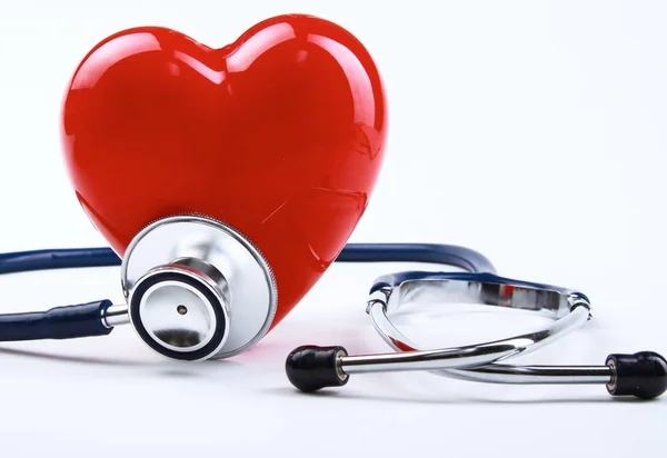 Červené srdce a stetoskop na stole — Stock fotografie