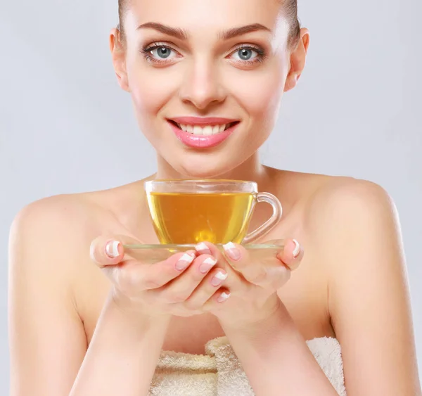 Beautiful girl holding a cup of tea on white background — Stock Photo, Image