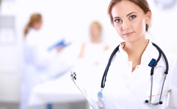 Femme médecin debout à l'hôpital — Photo