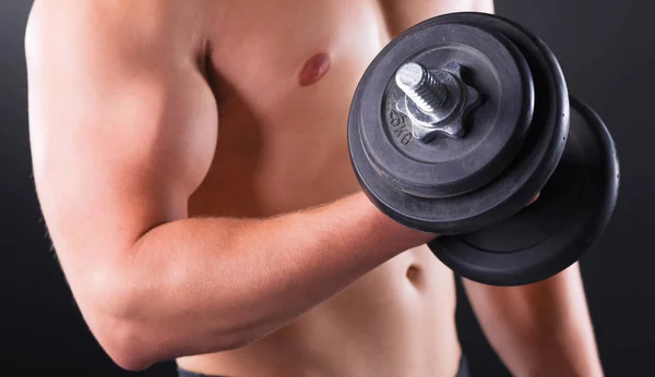 Hombre musculoso guapo haciendo ejercicio con pesas —  Fotos de Stock