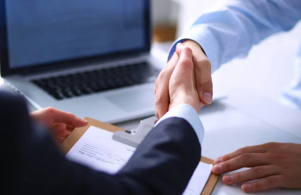 Gente de negocios dándose la mano, terminando una reunión —  Fotos de Stock