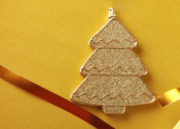 Brinquedo dourado decorativo árvore de Natal isolado no fundo amarelo — Fotografia de Stock