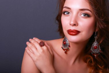 Siyah elbiseli, akşam makyajlı güzel bir kadın.