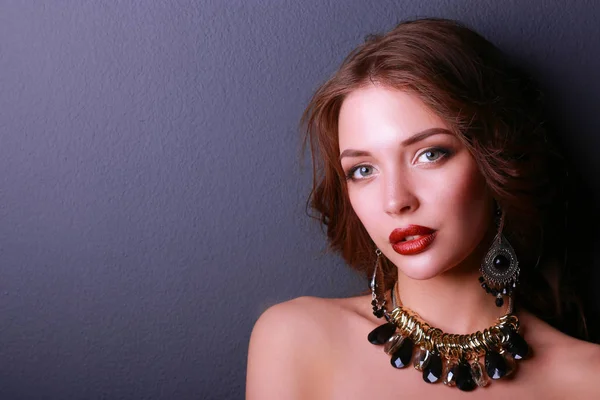 Hermosa mujer con maquillaje de noche en vestido negro — Foto de Stock