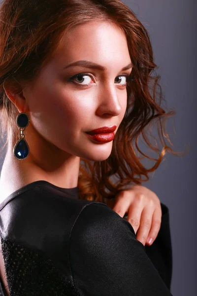 Hermosa mujer con maquillaje de noche en vestido negro — Foto de Stock