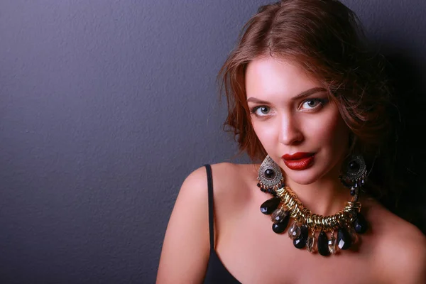 Hermosa mujer con maquillaje de noche en vestido negro — Foto de Stock