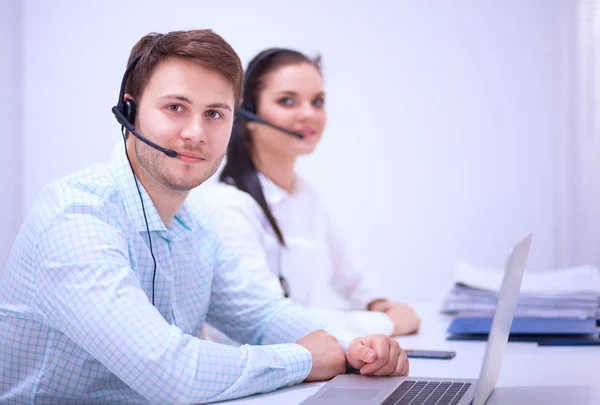 Schöne Geschäftsfrau am Schreibtisch mit Headset und Laptop — Stockfoto