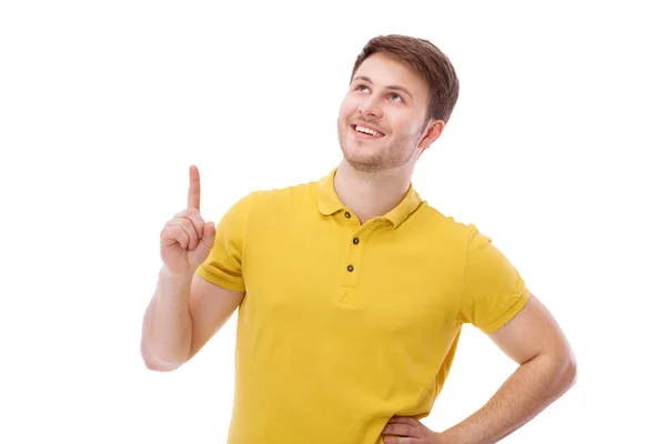 Retrato de jovem sorrindo sentado em fundo cinza — Fotografia de Stock