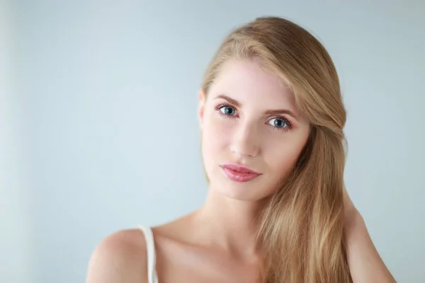 Portret van een mooie vrouw geïsoleerd op grijze achtergrond — Stockfoto