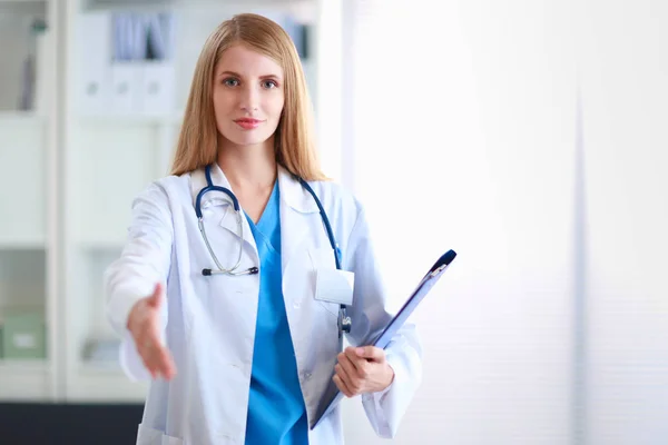 Retrato de doctora con carpeta en el pasillo del hospital —  Fotos de Stock