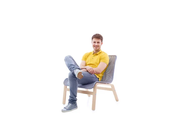 Портрет улыбающегося счастливого человека сидит на офисном стуле изолированный на белом . — стоковое фото