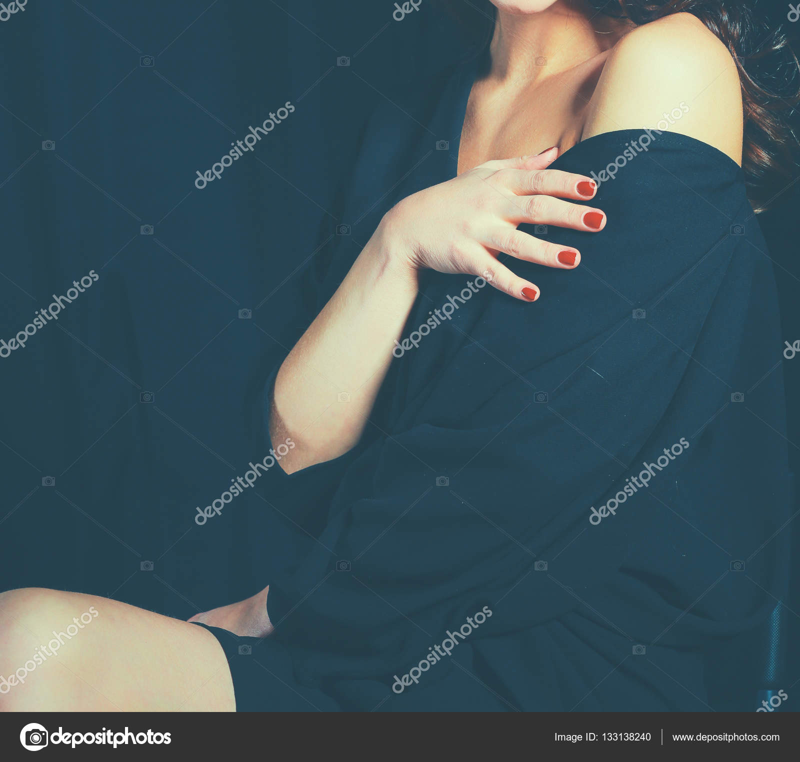 Belle femme assise sur une chaise, isolée sur fond noir — Photographie