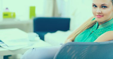 bir sandalyede oturan genç güzel kız