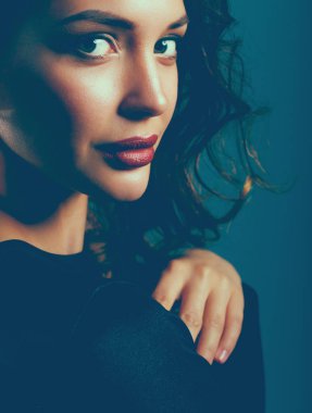 Siyah elbiseli, akşam makyajlı güzel bir kadın.