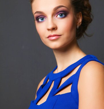 Güzel bir genç kadın profesyonel makyaj stüdyo çekim