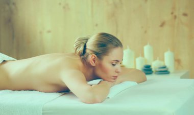 Güzel genç bir kadın masaj yaptırıyor, kuaförde yatıyor.