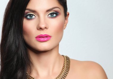 Gri arka plan üzerinde güzel kadın portresi