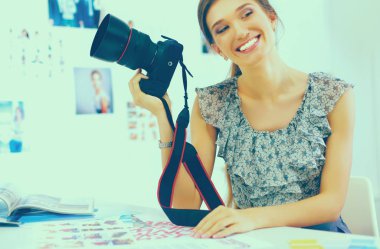 Ofiste masa başında oturan çekici bir iş kadını.