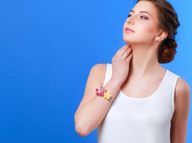 Mavi arka planı izole duran güzel rahat genç kadın