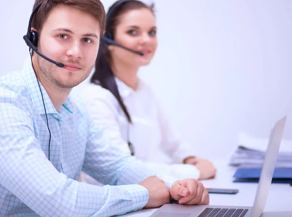 Schöne Geschäftsfrau am Schreibtisch mit Headset und Laptop — Stockfoto