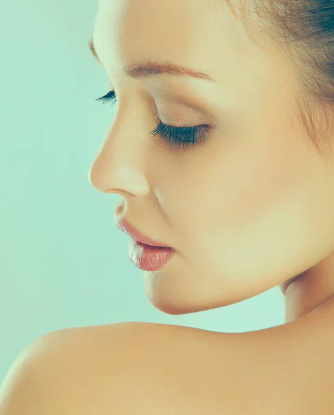 Retrato de mulher bonita, isolado no fundo branco — Fotografia de Stock