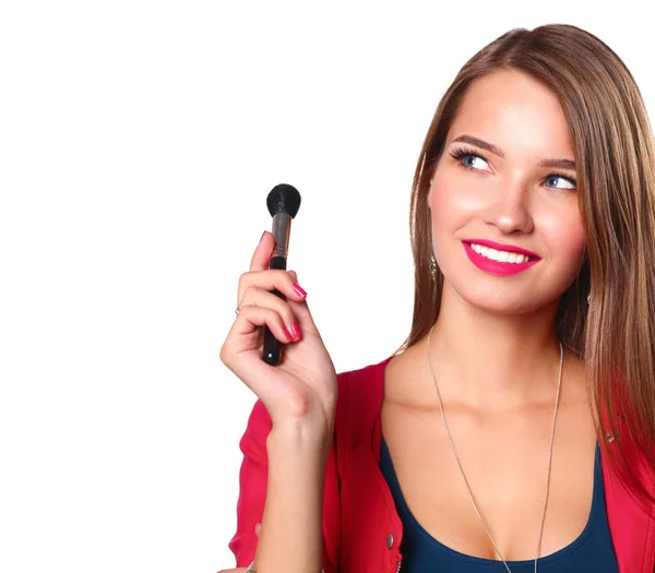 Joven hermosa mujer sostiene en cepillo de mano para el maquillaje —  Fotos de Stock