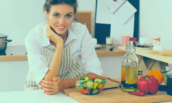 Sorrindo jovem mulher na cozinha — Fotografia de Stock