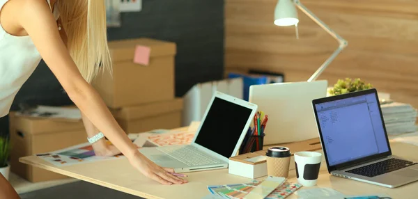 Modeontwerpers werken in studio zittend op het bureau — Stockfoto