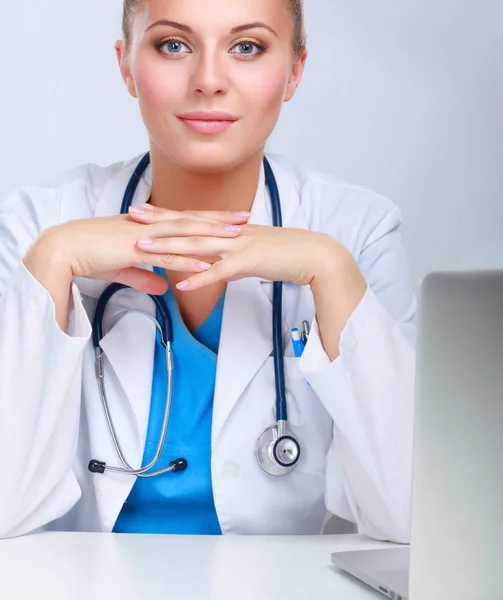 Médica trabalhando isolada em fundo branco — Fotografia de Stock