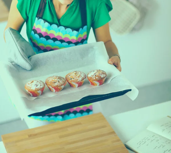 Donna sta facendo torte in cucina — Foto Stock