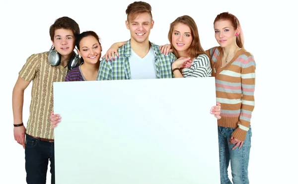 Groep jonge vrienden met een leeg bord, geïsoleerd op witte achtergrond — Stockfoto