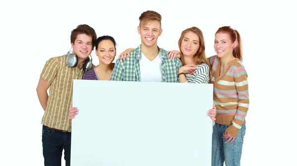 Groep jonge vrienden met een leeg bord, geïsoleerd op witte achtergrond — Stockfoto