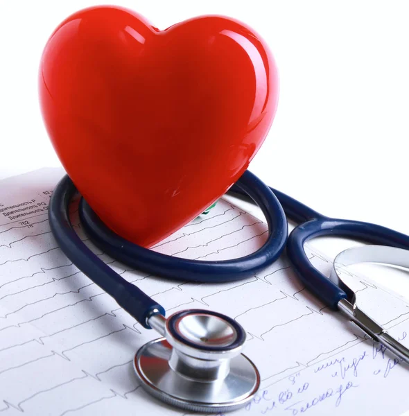 Rood hart en een stethoscoop op cardiagram — Stockfoto
