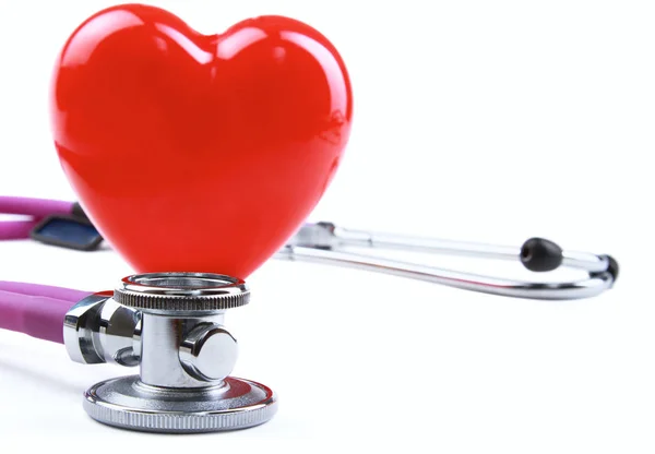 Červené srdce a stetoskop na stole — Stock fotografie