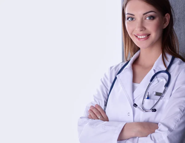 Médecin femme avec stéthoscope isolé sur fond gris — Photo