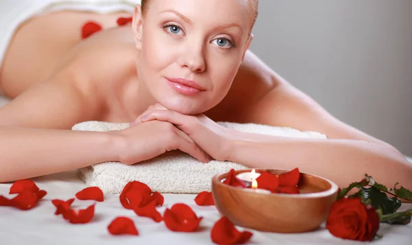 Hermosa joven recibiendo masaje de spa, mintiendo —  Fotos de Stock