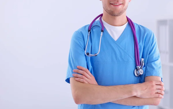 Médico com estetoscópio em pé, braços cruzados, isolado em fundo branco — Fotografia de Stock