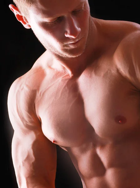 건강 한 근육 질의 젊은 남자. 검은 배경에 고립 — 스톡 사진