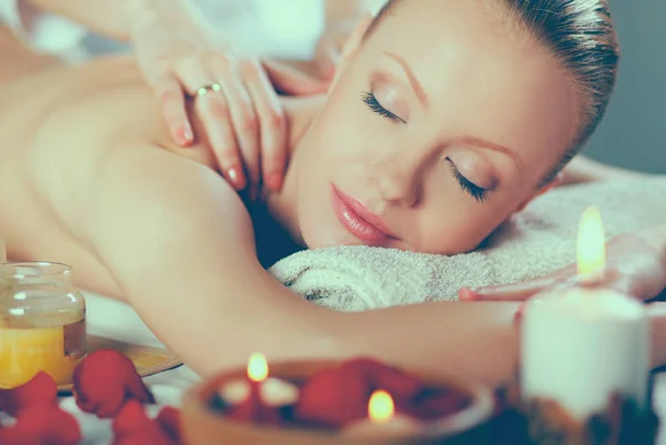 Piękna młoda kobieta dostaje masaż spa — Zdjęcie stockowe