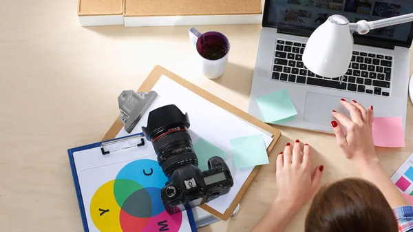 Fotografo donna seduto sulla scrivania con computer portatile — Foto Stock